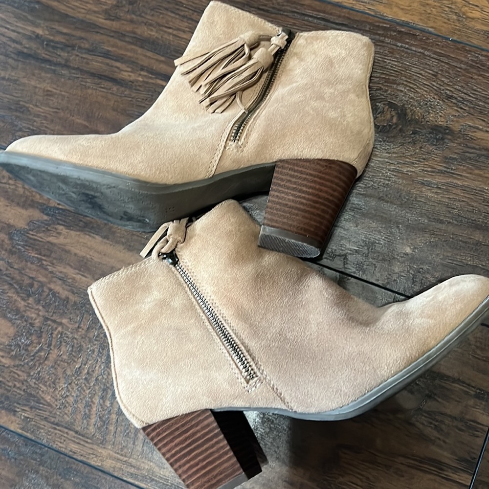 Vionic short ankle boots with tassel